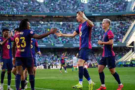 تعيين حكم مواجهة برشلونة المنتظرة ضد دورتموند في دوري أبطال أوروبا