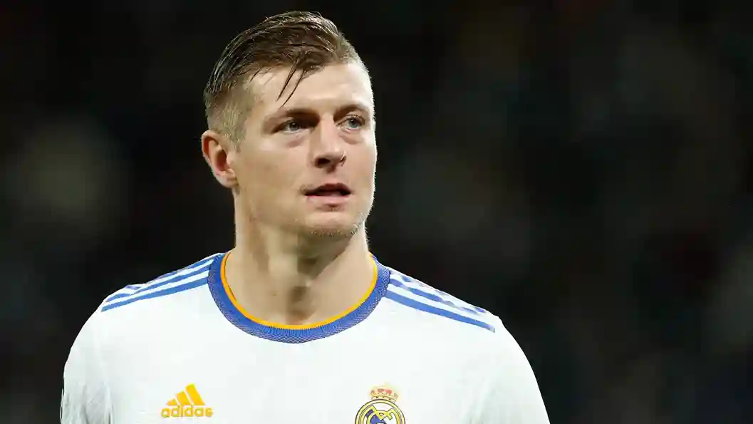 نجم ليفربول يرد على مقارنته بأسطورة ريال مدريد كروس