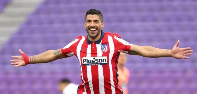 لويس سواريز يكافئ لاعبي أتلتيكو مدريد بعد الفوز على برشلونة