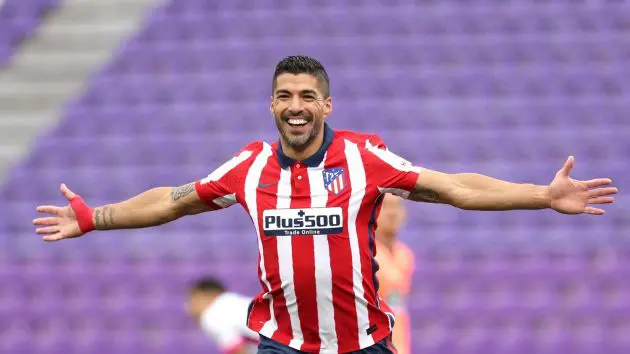 لويس سواريز يكافئ لاعبي أتلتيكو مدريد بعد الفوز على برشلونة