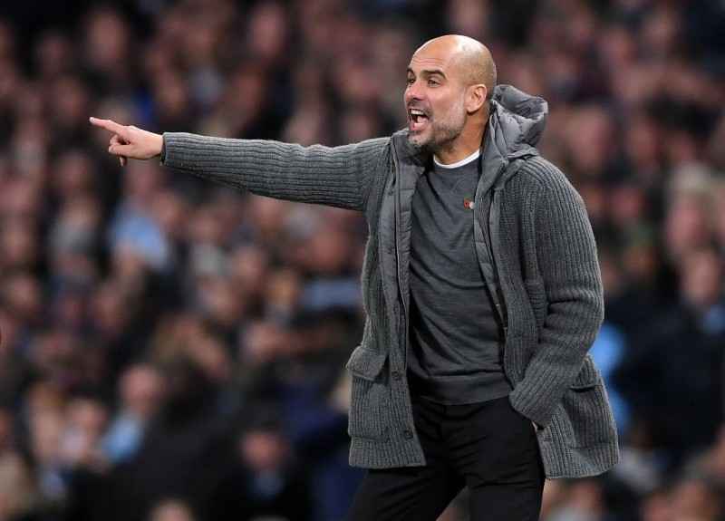 بيب جوارديولا يطلب من مانشستر سيتي التعاقد مع مدافع العام المقبل