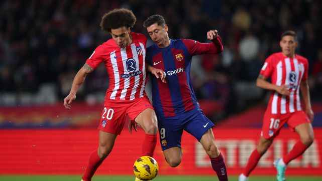 الإعلان عن حكم المواجهة المرتقبة بين برشلونة وأتلتيكو مدريد في الدوري الإسباني