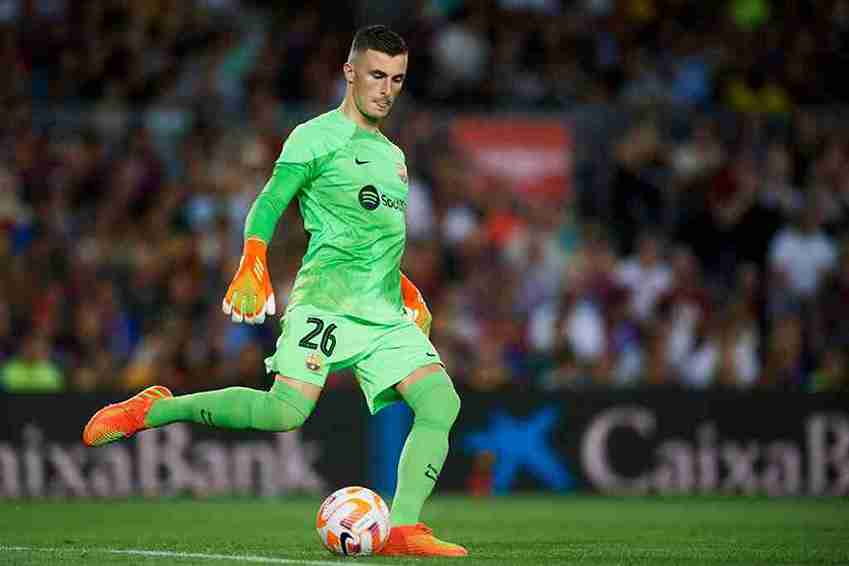 لاعب نادي برشلونة يدرس خيار الرحيل عن الفريق بسبب خلافاته مع المدرب هانزي فليك