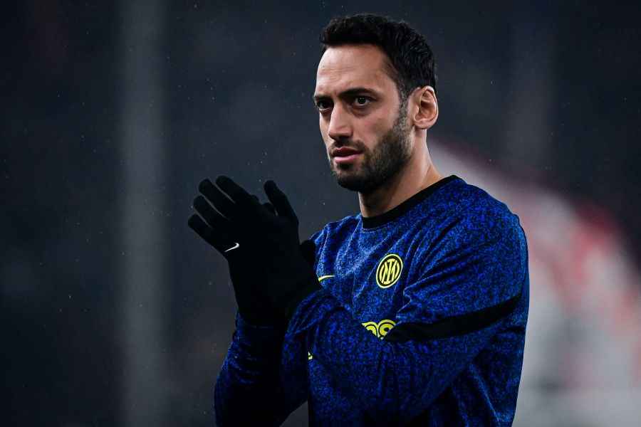 إنتر ميلان يعلن عن تعرض لاعب وسطه هاكان تشالهانوغلو لإصابة