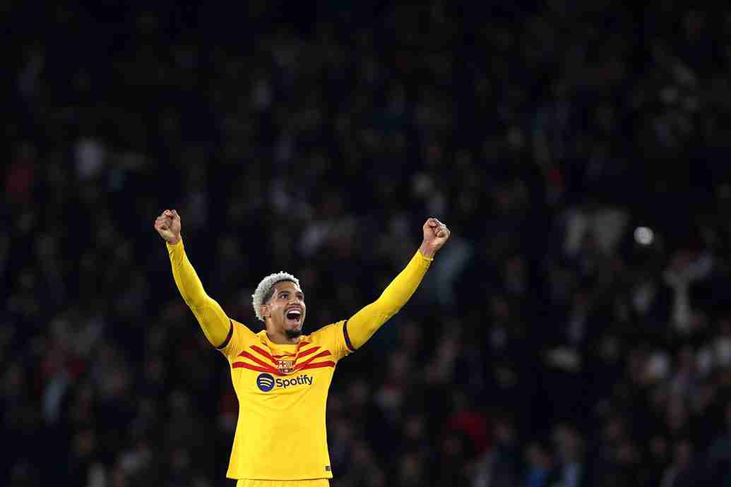 عمالقة الدوري الإنجليزي ينضمون إلى يوفنتوس في السباق للتعاقد مع مدافع برشلونة