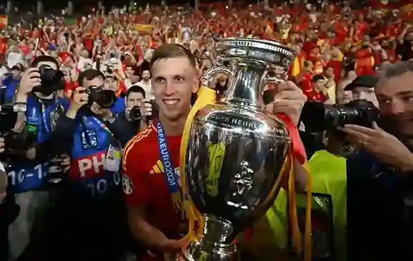 نجوم برشلونة يهددون بالانسحاب من المنتخب الإسباني إذا لم يتم حل قضية داني أولمو وباو فيكتور
