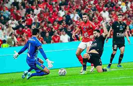 الأهلي يفرض عقوبات على لاعبيه إثر التعادل مع الزمالك