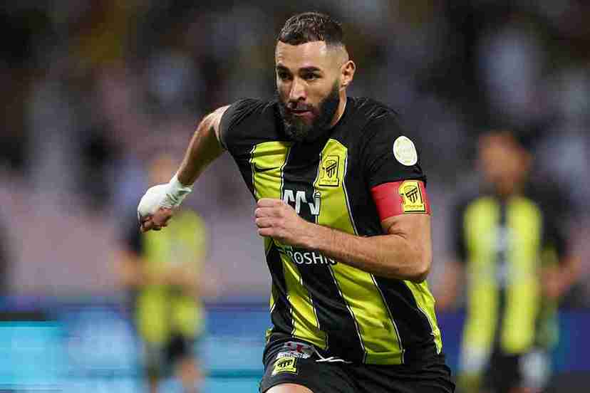 النجم الفرنسي كريم بنزيما تحدث عن قراره بمغادرة ريال مدريد في صيف 2023 على الرغم من رغبته بالبقاء. وأشار إلى أنه شعر بأن الوقت قد جاء لخوض تحدٍ جديد في مسيرته الاحترافية. وأوضح بنزيما أنه كان يتمتع بالقوة اللازمة للاستمرار مع النادي، ولكنه اختار الرحيل برغبته الشخصية، معتبرًا أن هذه الخطوة كانت الأنسب لمسيرته في تلك المرحلة. وأكد اللاعب الفرنسي أنه ودّع ريال مدريد وهو في أوج عطائه، بعدما توّج بالكرة الذهبية وأدى دور القائد للفريق. وعبر عن سعادته بأن هذه هي الصورة الأخيرة التي سيحتفظ بها مع العملاق الإسباني. في صيف 2023، انتقل بنزيما إلى نادي الاتحاد السعودي بعقد يمتد لثلاث سنوات حتى يونيو 2026، في خطوة تعكس رغبته في تجربة مسار مختلف خارج الملاعب الأوروبية. بعد 14 عامًا من النجاح مع ريال مدريد وتحقيق العديد من الإنجازات والبطولات، غادر بنزيما كواحد من أساطير النادي. ورغم رحيله، يظل اسمه محفورًا في صفحات تاريخ الفريق الملكي.