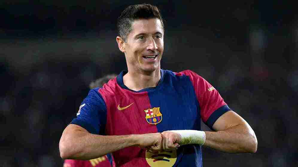ليفاندوفسكي فعّل بند تجديد عقده تلقائيًا مع برشلونة