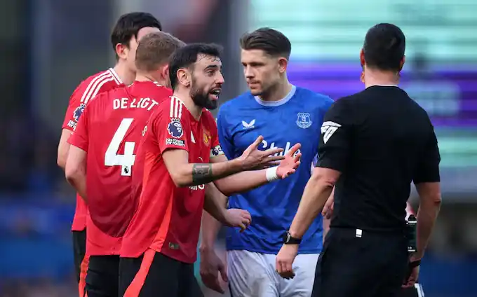مانشستر يونايتد ينجح في انتزاع تعادل صعب أمام إيفرتون في الدوري الإنجليزي الممتاز