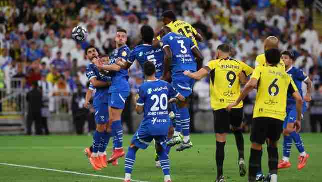 أخطاء تحكيم مباراة الهلال والاتحاد تشعل الجدل