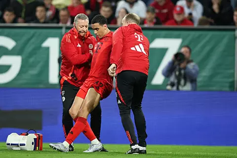 بايرن ميونيخ يكشف رسميًا تفاصيل إصابة موسيالا