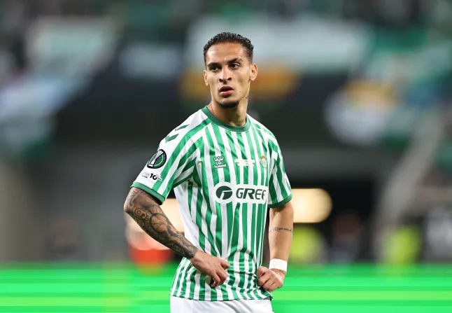 أنتوني يقرر العودة إلي اليونايتد بعد الهزيمة أمام تشيلسي في نهائي دوري المؤتمر الأوروبي