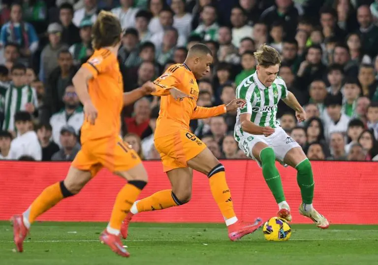 ريال بيتيس يحدد 35 مليون يورو لضم نجم أستون فيلا